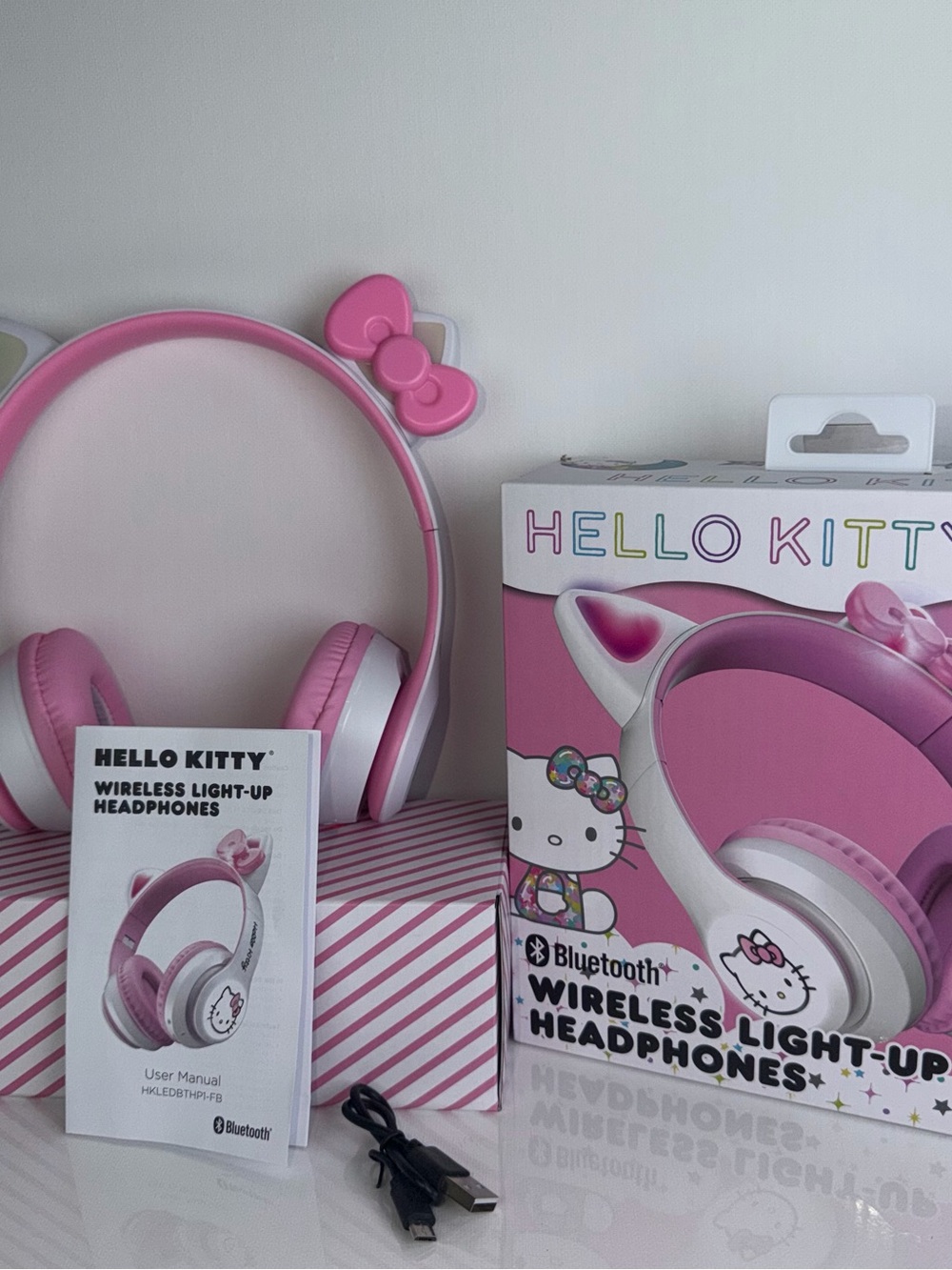 🔥🎧Hello Kitty Pink and White Bluetooth Light-Up Headphones